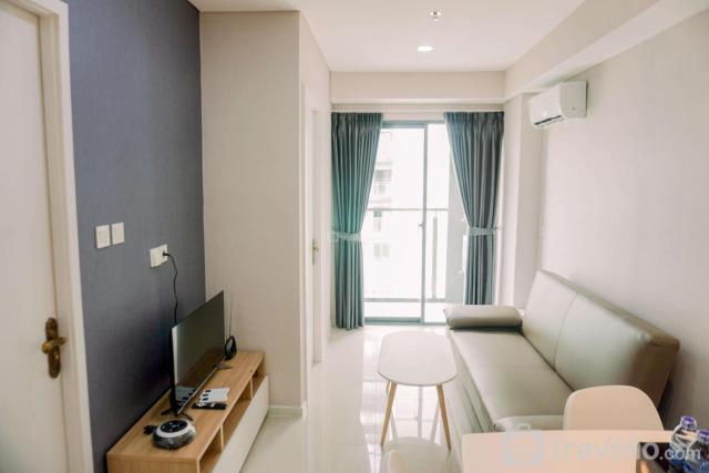 Comfort 1BR with Working Room at Daan Mogot City Apartment By Travelio