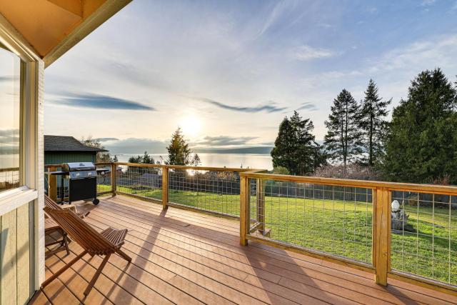 Port Townsend Escape with Deck, Bay and Mountain Views