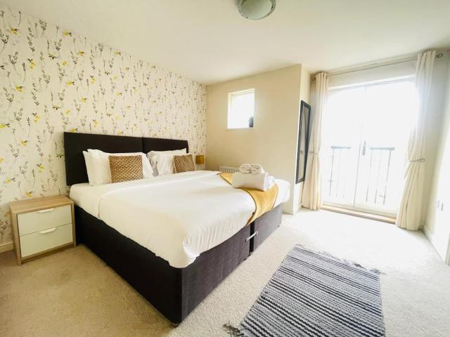 Cambridge 4 Bedroom Sleeps 9 Wi-Fi Garden, LONG STAYS ACCEPTED- Orchid House