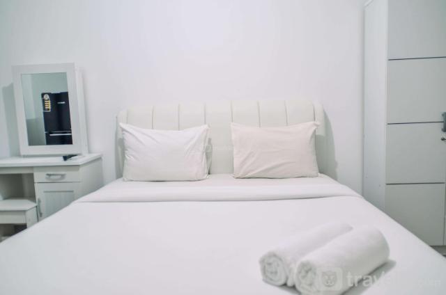 Minimalist Studio Room at Urbantown Serpong Apartment By Travelio