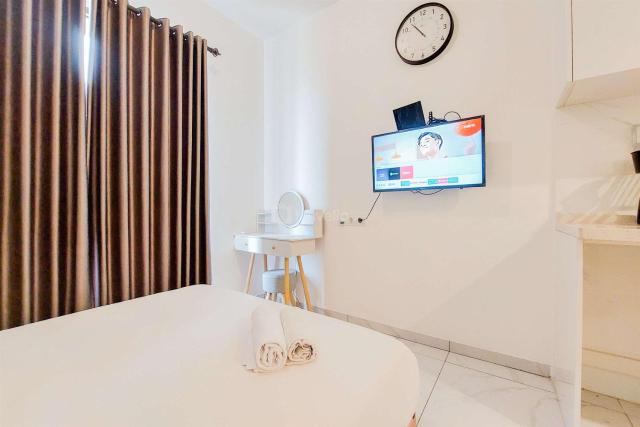 Simply and Nice Studio at Sky House Alam Sutera Apartment By Travelio