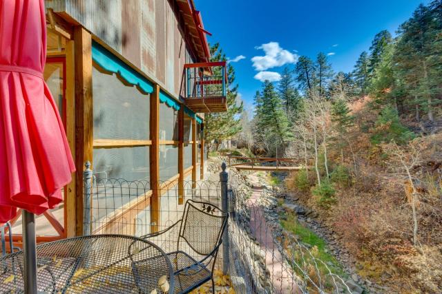 Riverside Retreat with Screened Porch 6 Mi to Taos!