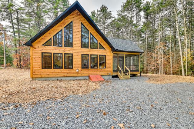 Modern Cabin with Hot Tub and Sacandaga Lake Access!