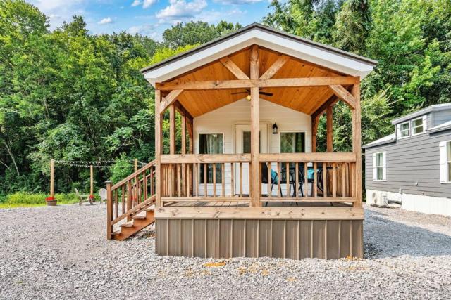 6 A Little Wanderlust Lux Tiny House, Firepit, Boat Parking, 5 Mins to Lake, Downtown