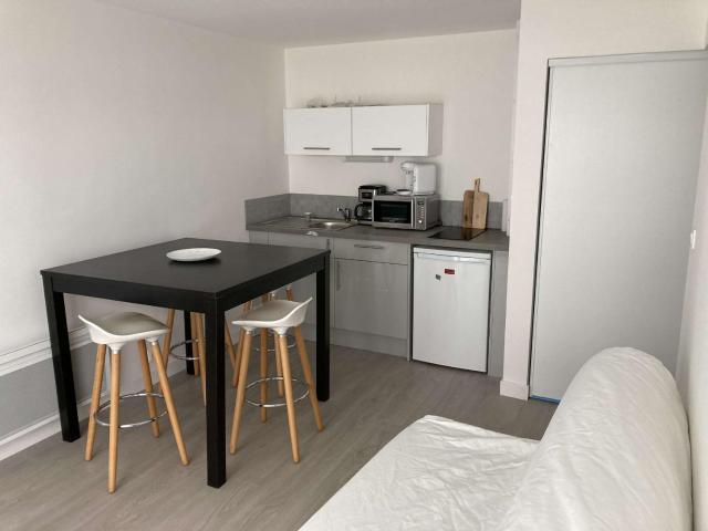 Duplex rénové T2, 30.68m², parking privé, à 2 min de la mer - FR-1-646-70