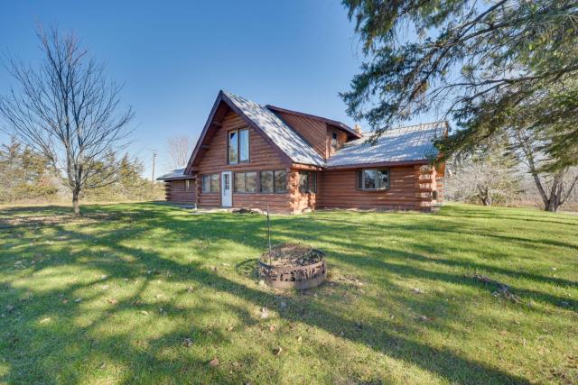 Secluded Log Cabin Less Than 1 Mi to Munger State Trail!