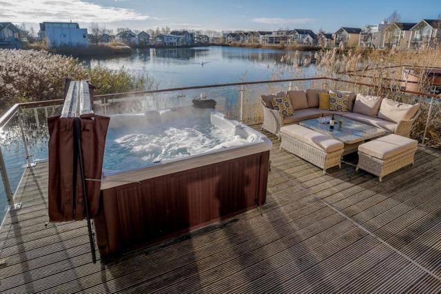 Wren Lodge HM11 HOT TUB Lakeside Spa Property