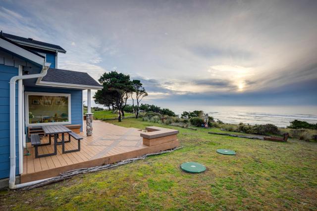 3 Acre Port Orford Oceanfront Home with Agate Beach