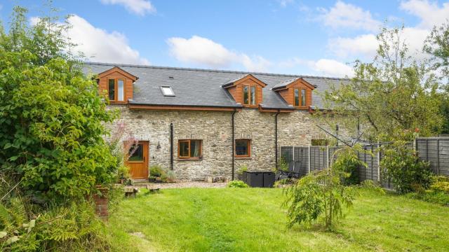 Mwsogl - Luxurious Family Fishing Lodge Near Aberaeron With Private Fishing