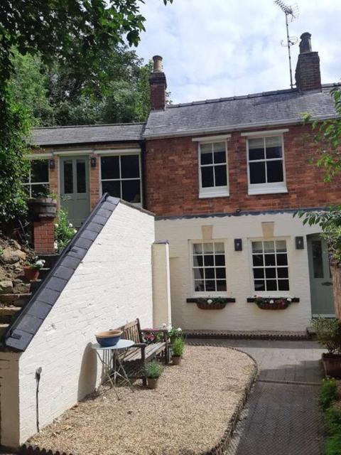 Beautiful Georgian cottage within a private walled garden