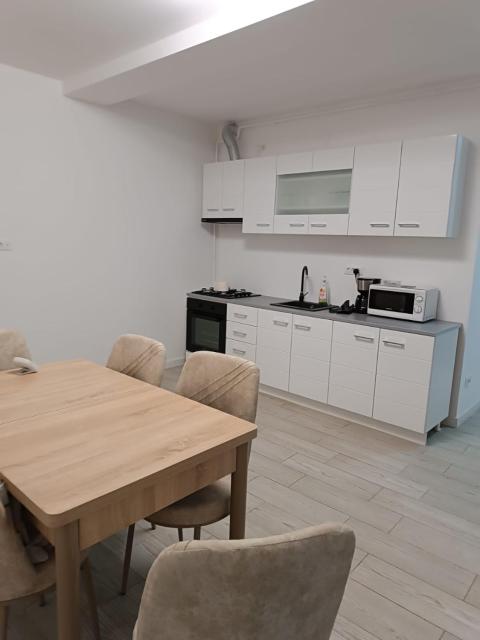 Apartament 2 camere, bloc nou, lângă Promenada Moll, capacitate 4 persoane