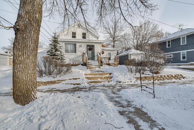 Charming Crookston Home Walk to Downtown!