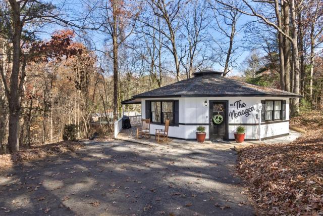 Peaceful, fun, & funky round home with pool table