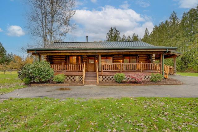 Dog-Friendly Arlington Cabin with Private Hot Tub!