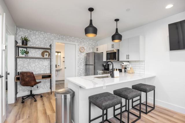 Stylish Condo in Hillsboro Village 3 Beds and Parking