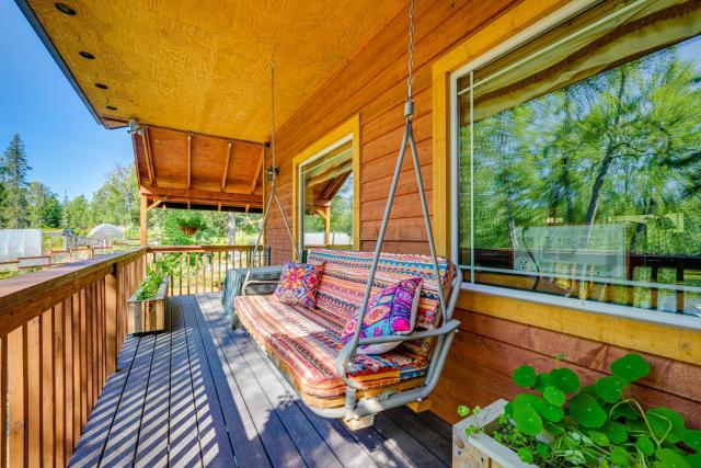 Cozy Kenai Abode with Private Deck 5 Mi to Ocean!