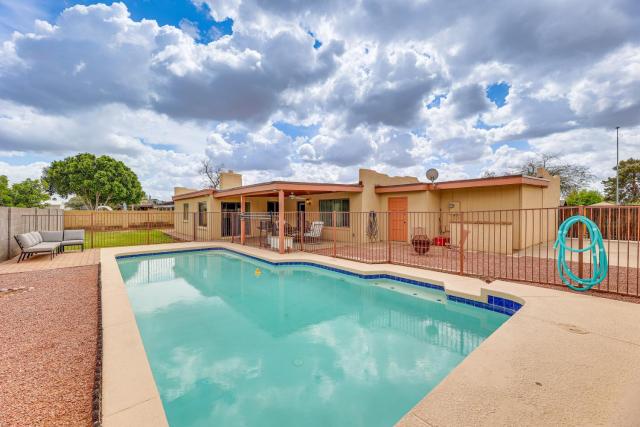 Charming Home with Pool - Near Mesa Arts Center!