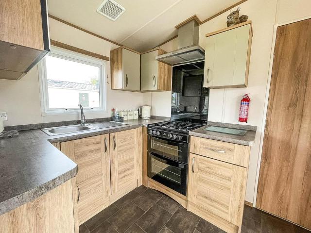 Stunning 3 Bed Caravan at Tattershall with Hot tub