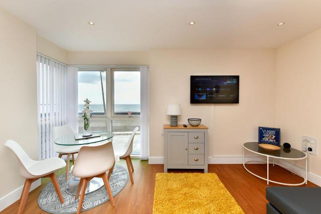 Just Stay Wales - Meridian Bay Beachfront Apartment with Private Secure Parking