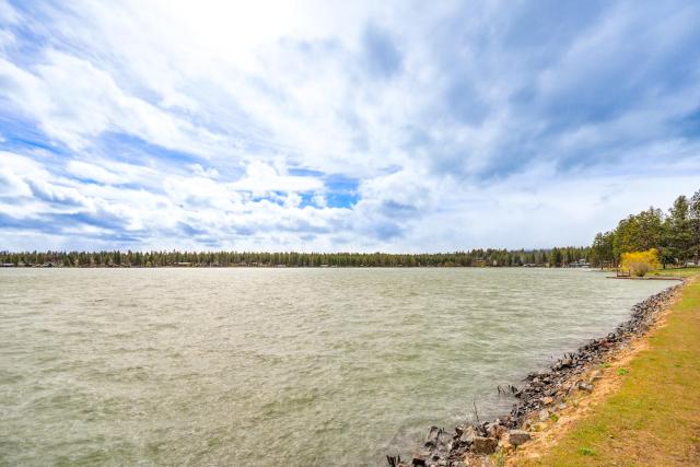 Oregon Cabin on Pine Hollow Reservoir with Mtn View!