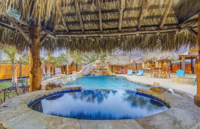 TX Holiday Poolside Paradise Jacuzzi and Tiki Bar