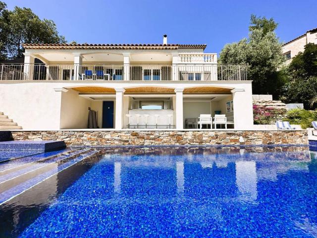 La Mandragora, belle Villa pour 6 personnes avec piscine à débordement et vue mer à La Londe-les-Maures