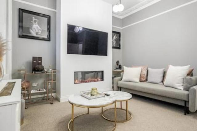 Beautiful refurbished 2bed2bath next to Hyde Park