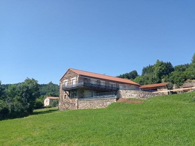 Gîte authentique et confortable avec vaste terrain et vue imprenable à Saint-Privat-d'Allier - FR-1-582-478