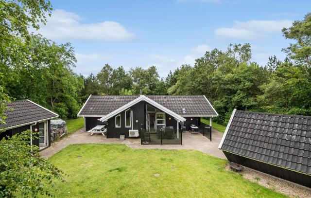 Beautiful Home In Oksbøl With Sauna