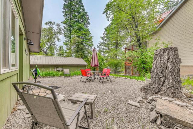 Central Cloudcroft Retreat with Wood-Burning Stove!