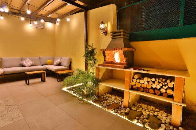 Charm Vintage Achrafieh Apt with Garden Pizza Oven BBQ Hottub