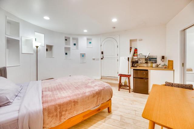 Sherman Oaks Studio with Shared Pool and Walking Paths