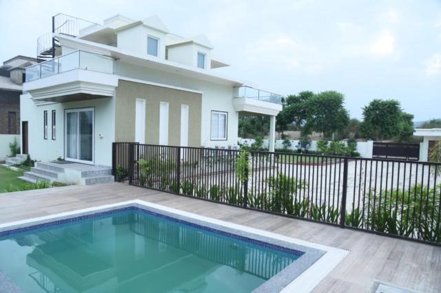 Raj Farms Luxury Villa and Swimming Pool Near Kukus