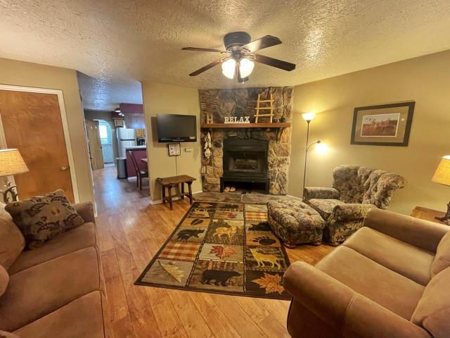 Valley Condo 122 - Creekside - WiFi - Hot Tub - Fireplace - Washer - Dryer - Playground