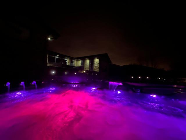 Spectre Hot Tub Retreat - Harrogate