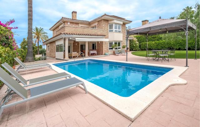 5 Bedroom Awesome Home In Reus