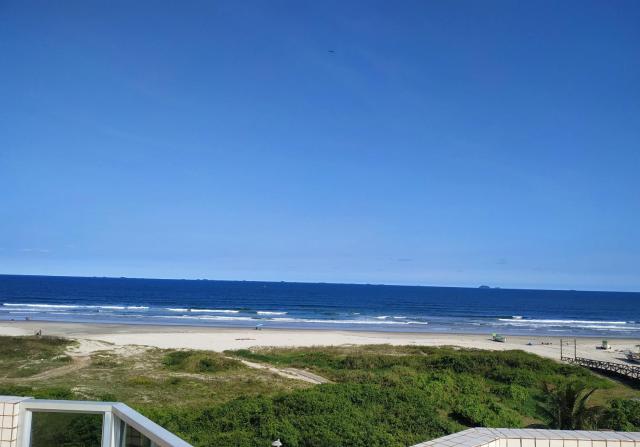 Apartamento de cobertura na beira mar e de frente para o mar. Vista maravilhosa.