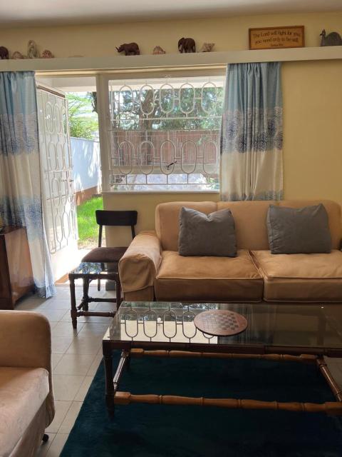 Diggz - Private Townhouse, Garden Views near Junction Mall