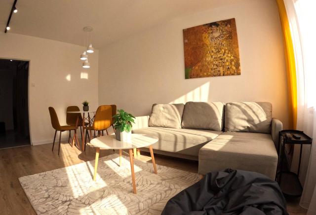 Big and sunny KLIMT APT with super king size bed, comfy office, 3 beds 6 person