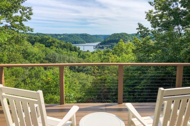 Center Hill Couples Retreat Cabin Lake View, Deck