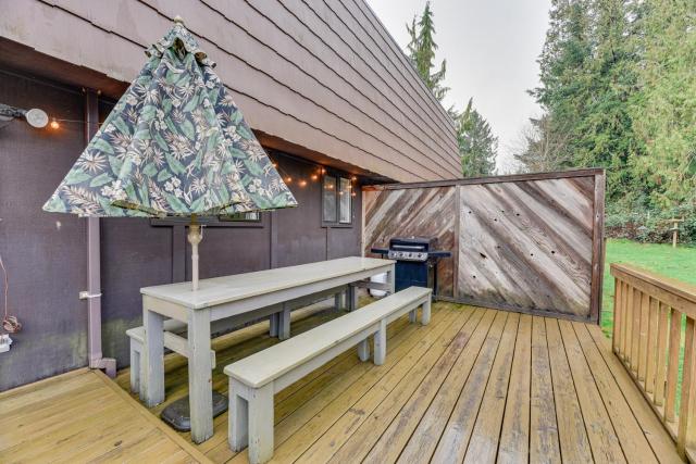 Charming Chehalis Retreat with Outdoor Grill and Deck!