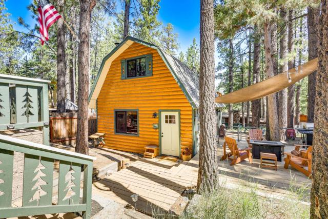 Big Bear Cabin Rental with Kayak 2 Mi to Lake!