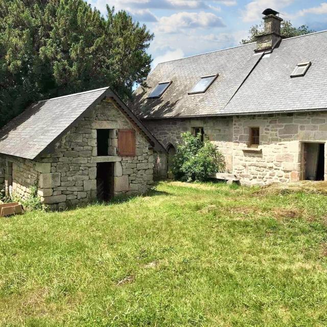 Maison en granite typique a Chaumeil avec cheminee