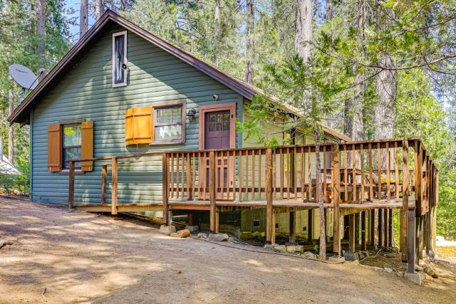 California Mountain Cabin with Lake Access and Deck!