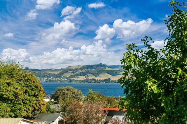 Poppy's Bach - Lake Taupo Holiday Home