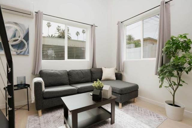 Cozy 2BR Condo near Beverly Hills and Culver City