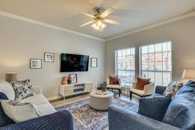 Central College Station Townhome with Community Pool