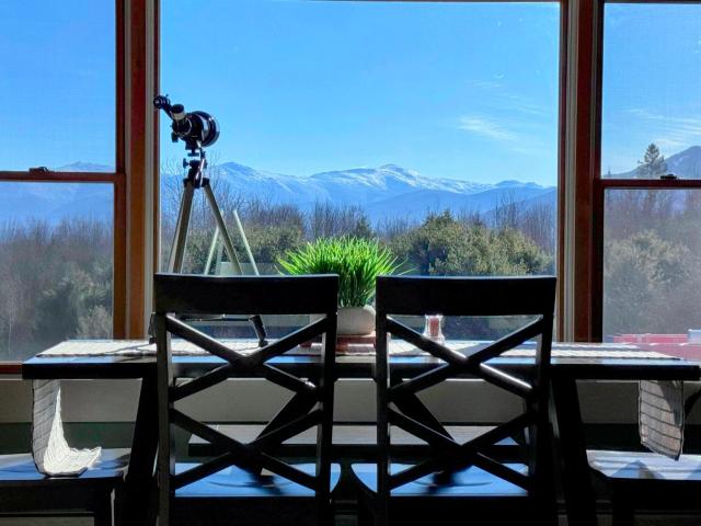 64J Stunning views, close to attractions! 20 min to Bretton Woods. Pool & gym passes!