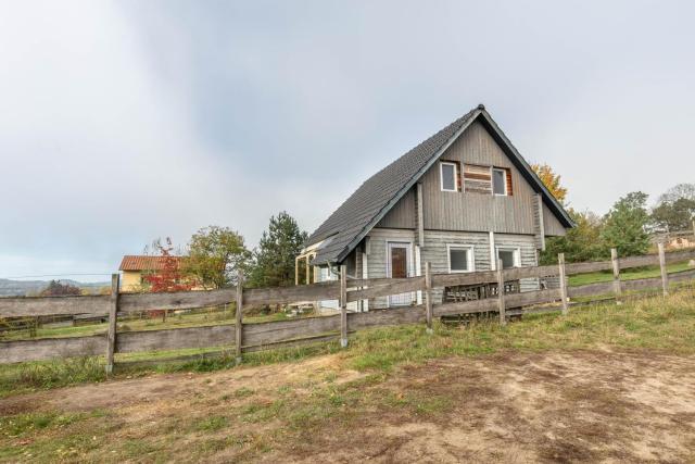 Holzhaus am Waldrand