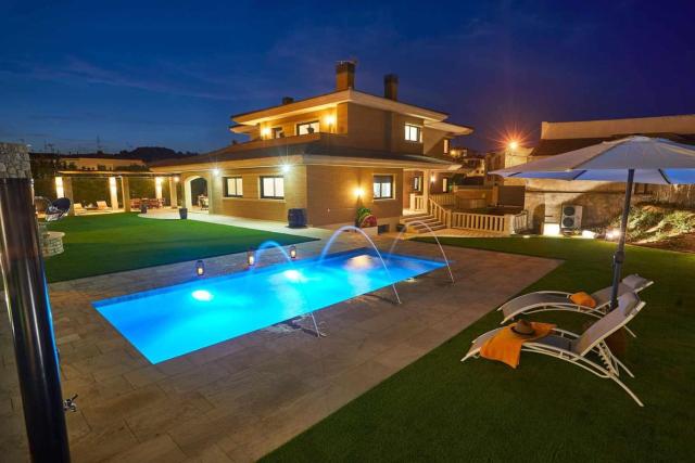 Spacious Villa in Vinaixa with Pool and Jacuzzi